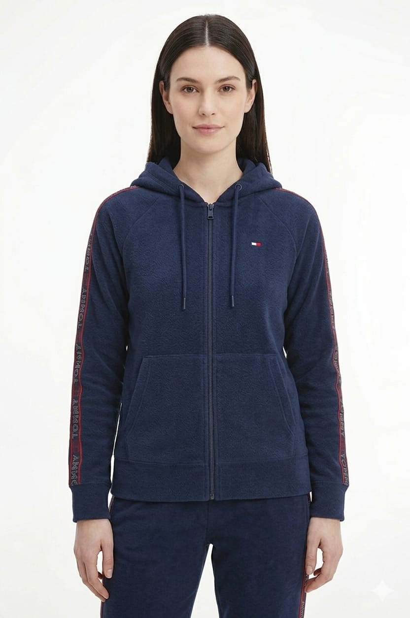 casaca-polar-tommy-hilfiger-azul-letras-rojas-mangas-mujer-frente Casaca Tommy Hilfiger Azul Dama - Imagen 1