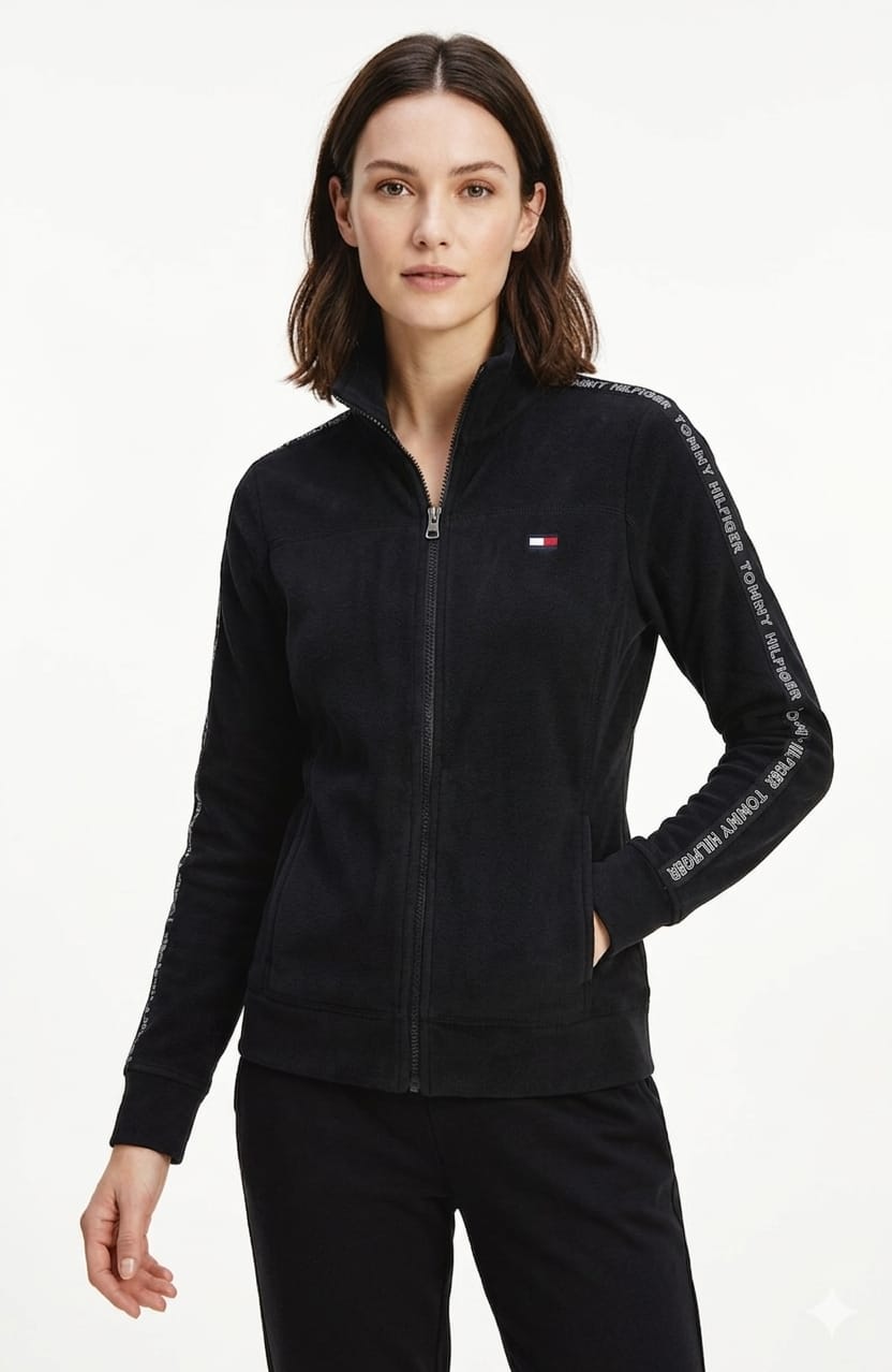 casaca-polar-tommy-hilfiger-negra-letras-mangas-negra-mujer-frente Casaca Tommy Hilfiger Negro Dama - Imagen 1