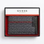 Billetera GUESS con patrón de monograma "G" y detalle de franja roja