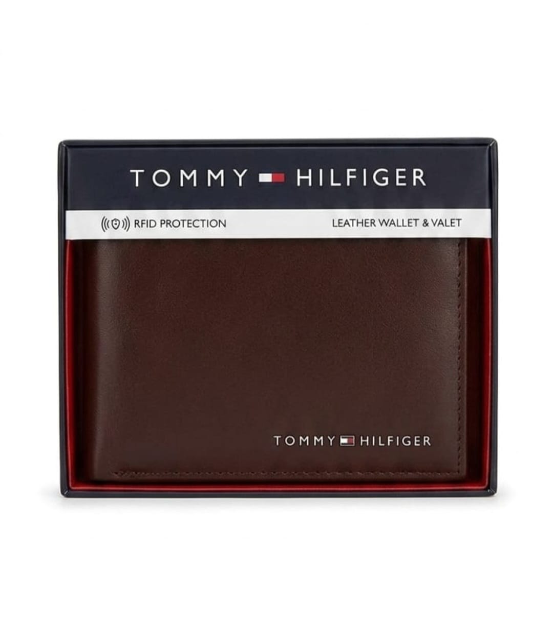 billetera2 Billetera Tommy Hilfiger Bifold con texto metálico clásico (y protección RFID). - Imagen 1