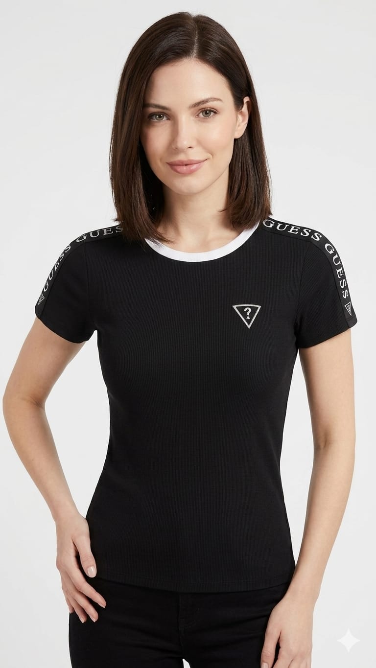 polo-guess-negro-borde-letras-mujer-modelo Polo Guess Negro Dama - Imagen 1