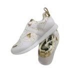 Zapatillas Guess de Mujer Blancas con Monograma y Dorado - Imagen 2
