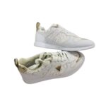 Zapatillas Guess de Mujer Blancas con Monograma y Dorado - Imagen 4