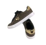 Zapatillas Guess de Mujer con Monograma Marrón y Dorado - Imagen 2